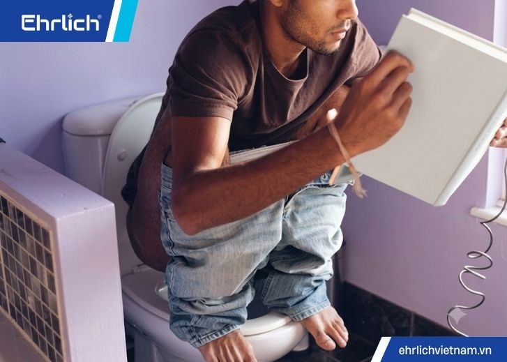 Vì sao nhiều người có thói quen dẫm chân lên bồn cầu?