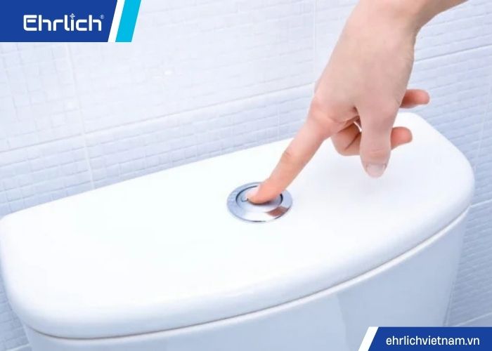 Xả nước quá mạnh cuốn hết nước trong lòng bồn