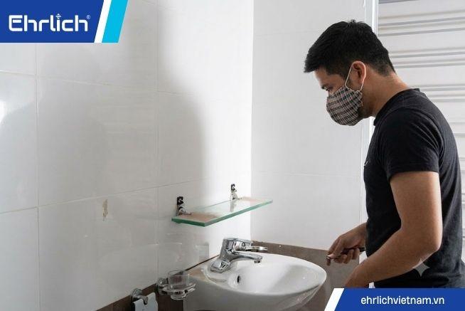 Cách lắp đặt gương phòng tắm (1)