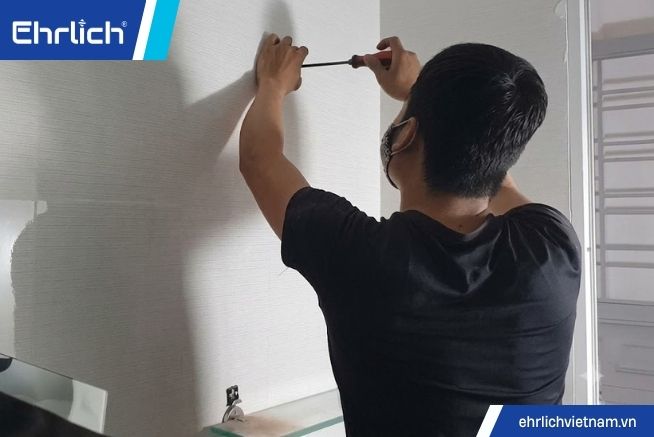 Cách lắp đặt gương phòng tắm (2)