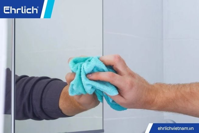 cách vệ sinh gương phòng tắm (8)